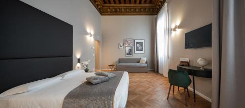 Deluxe Junior Suite with Canal View
