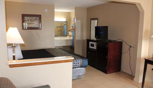 Deluxe Queen Suite