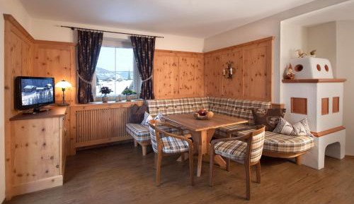 Deluxe One-Bedroom Apartment