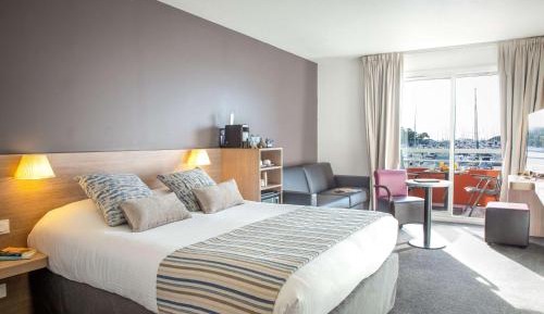 Queen Suite with Port View - Non-Smoking