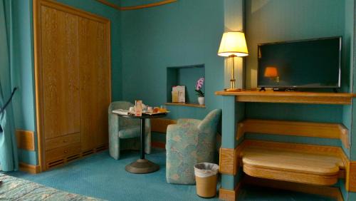 Double or Twin Room with Mountain View