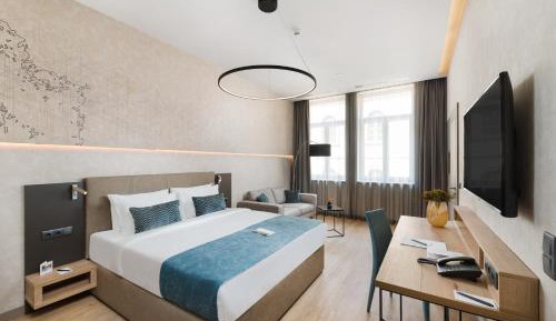 Deluxe Double Room with Street View