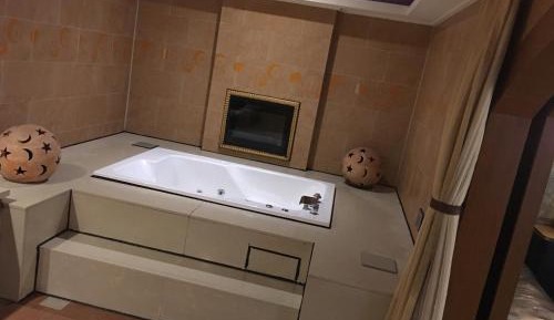 Suite with KTV Room (10 Adults)