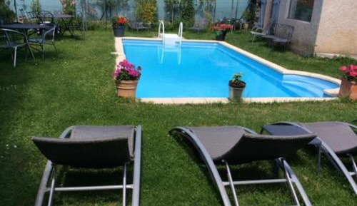 Apartment with Pool View 