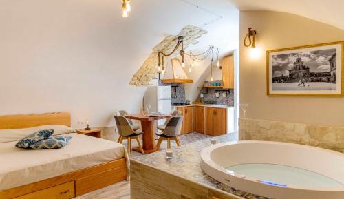 Studio with Spa Bath