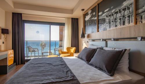 Deluxe Room with Balcony and Sea View