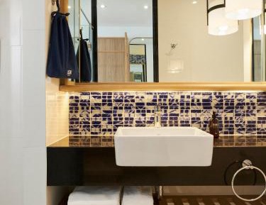 Comfy Queen Courtyard