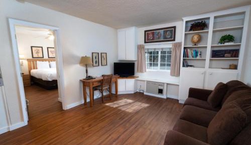Deluxe King Suite