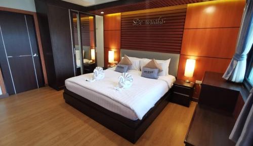 King Room with Roll-In Shower - Disability Access