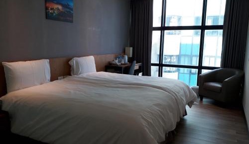 Queen Room with City View