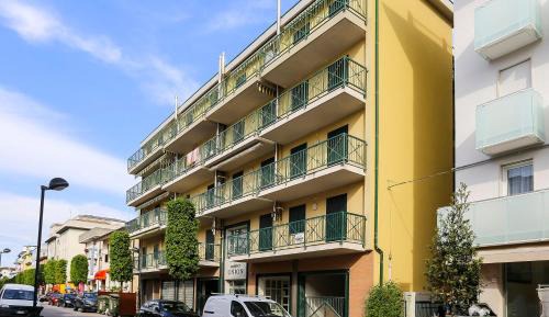 One-Bedroom Apartment with Balcony