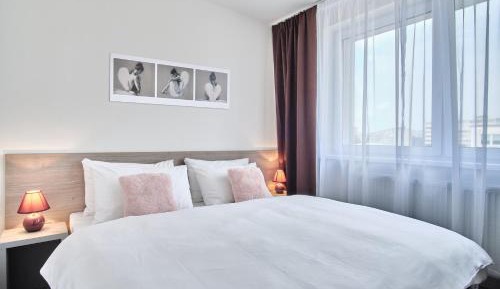 One-Bedroom Apartment with Balcony and kitchen (2 Adults)