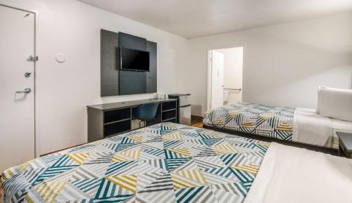 Double Room with Two Double Beds and Micro Fridge - Hot Tub - Accessible