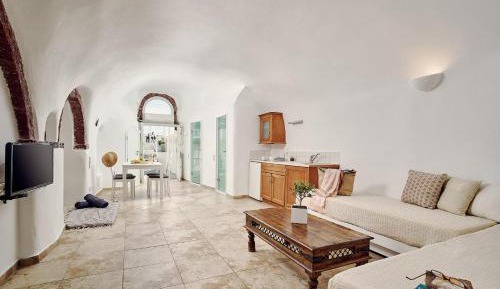 Superior Cave House with Indoor & Outdoor Hot Tub and Caldera View