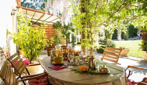 One-Bedroom Apartment with Garden View
