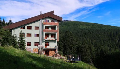 Apartment with Mountain View