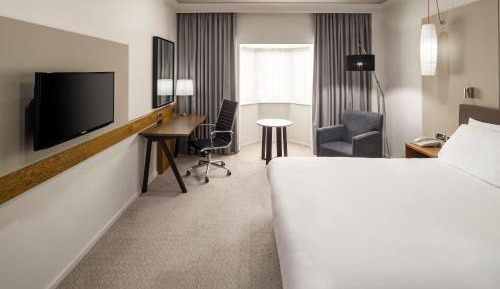 Standard Queen Room with Lounge Access
