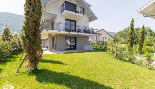 Apartment with Mountain View
