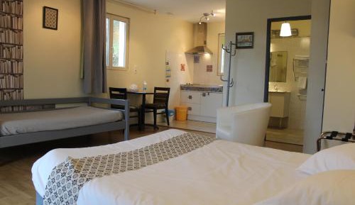 Deluxe Double Room (2 Adults + 1 Child)