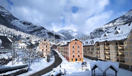 Apartment with Mountain View