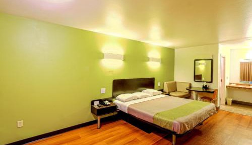 King Suite with Spa Bath - Non-Smoking