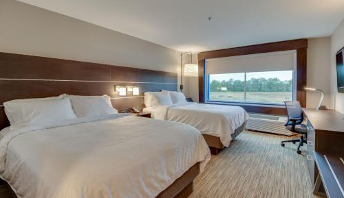 Standard Queen Room with Two Queen Beds and Mobility Accessible Tub