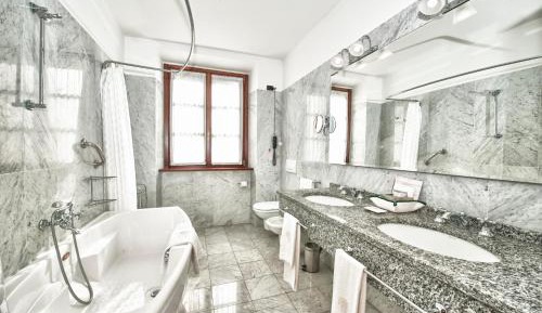 Deluxe Double with Lake View