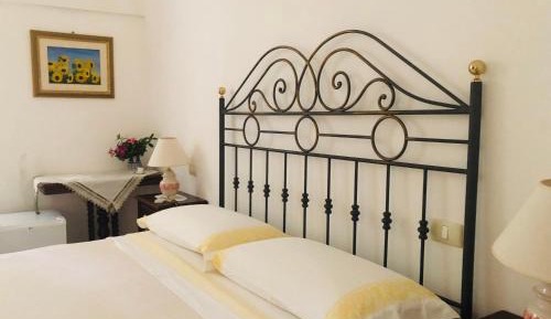 Deluxe Room (2 Adults + 1 Child)