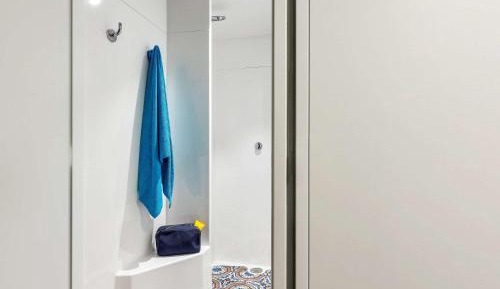 Tandem Room with Shared Bathroom