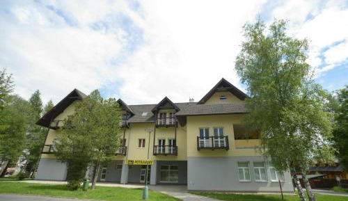 Four-Bedroom Apartment with Terrace and Tatra Mountain View