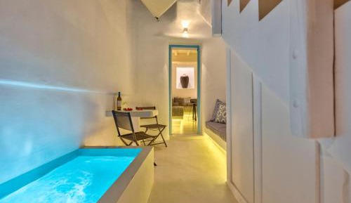 Cave Suite Outdoor Jetted Tub