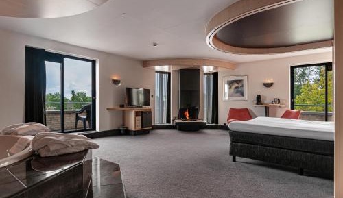 Suite with Hot Tub
