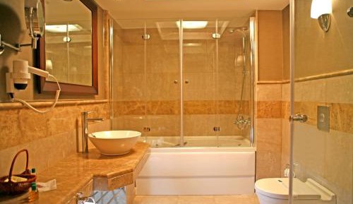 Suite with Hot Tub