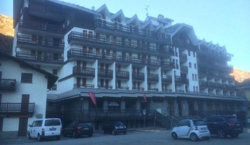 Apartment with Mountain View