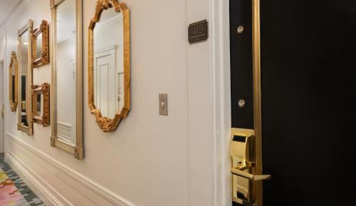 Persona Queen Mobility Accessible w/Roll-in Shower & Comm. Features