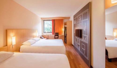 Standard Room with 1 double bed and 1 single bed