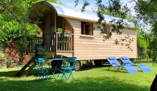 Deluxe Room (2 Adults + 1 Child)