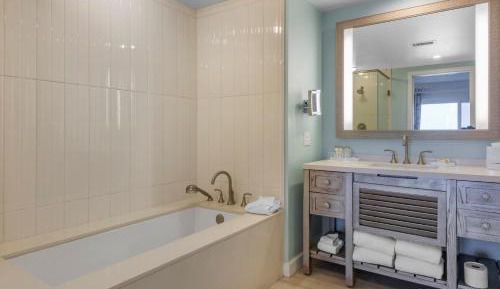 Corner Suite with  Ocean and Pool View