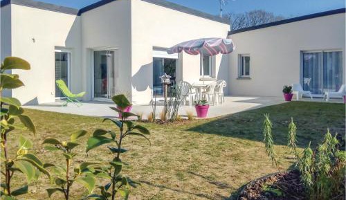 Three-Bedroom Holiday Home 