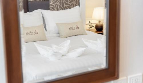 Standard Double Room with Balcony (No View)