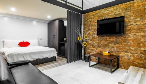 Large Family Room With Bathtub