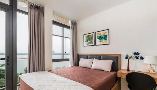 Apartment with Lake View