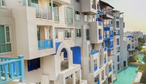 Apartment with Pool View 