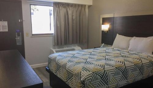King Room with Roll-in Shower - Disability Access - Non-Smoking