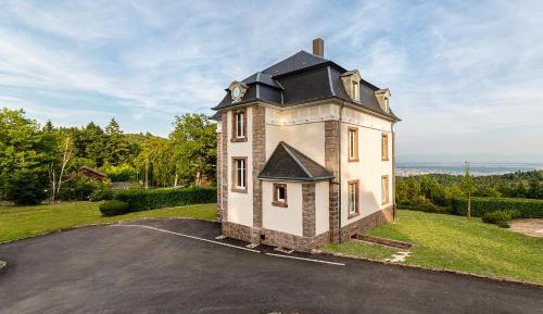 Apartment with Mountain View