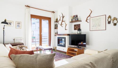 Apartment with Mountain View