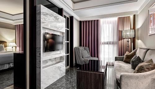 King Suite with Park View