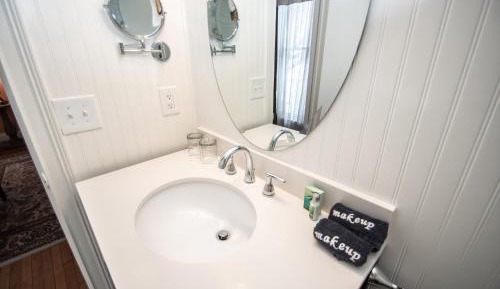 Queen Room (Portrait)