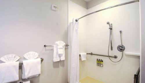 King Room - Mobility Access/Roll in Shower - Non-Smoking