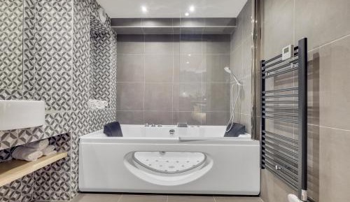 Superior Triple Room with Hot Tub